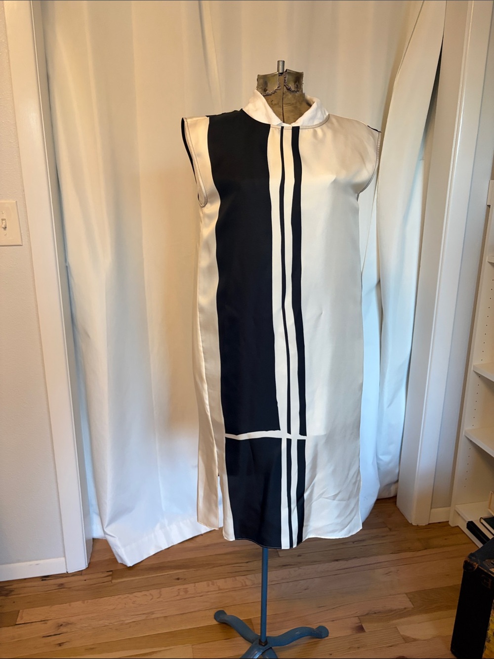 Theory 100% silk Black and Cream Sleeveless Shift Dress small